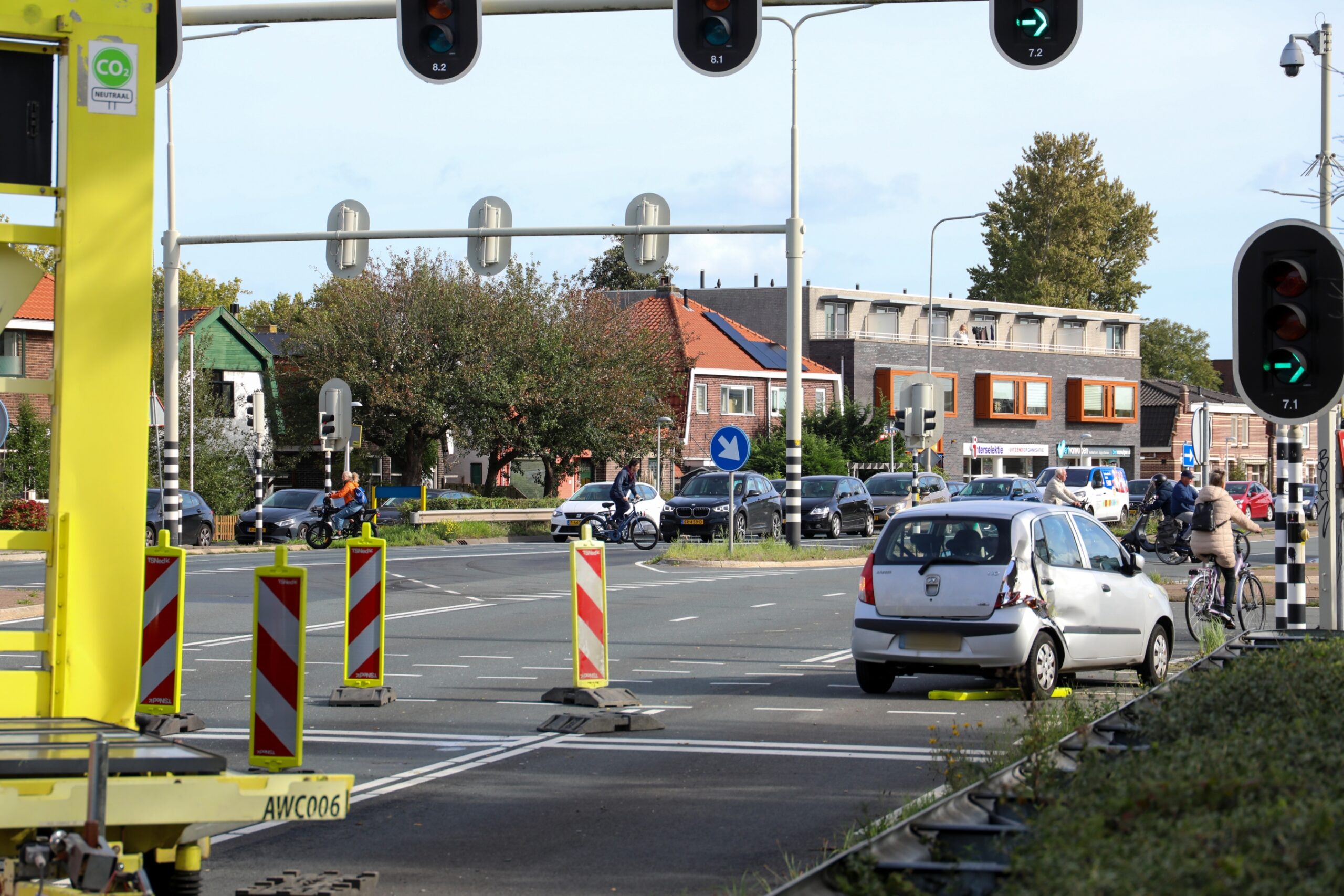 Auto botst op pijlwagen na incident met vrachtwagen op N203 bij Krommenie