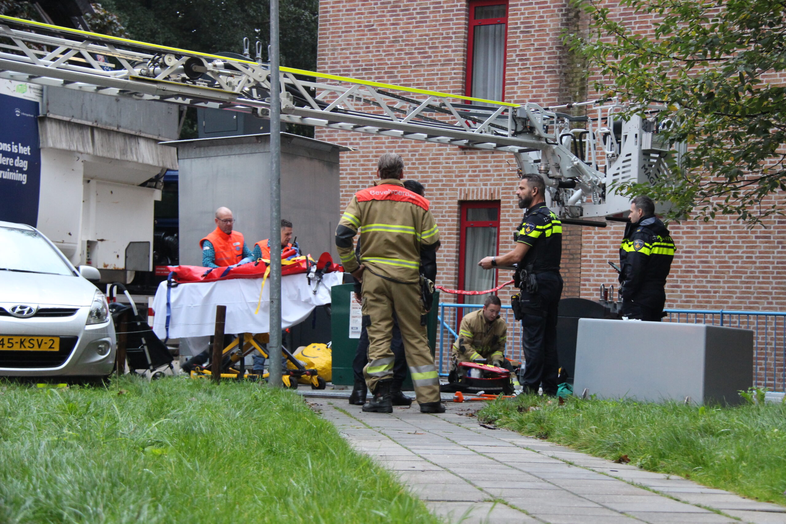 Mogelijk persoon in gat van ondergrondse container gevallen in Den Bosch