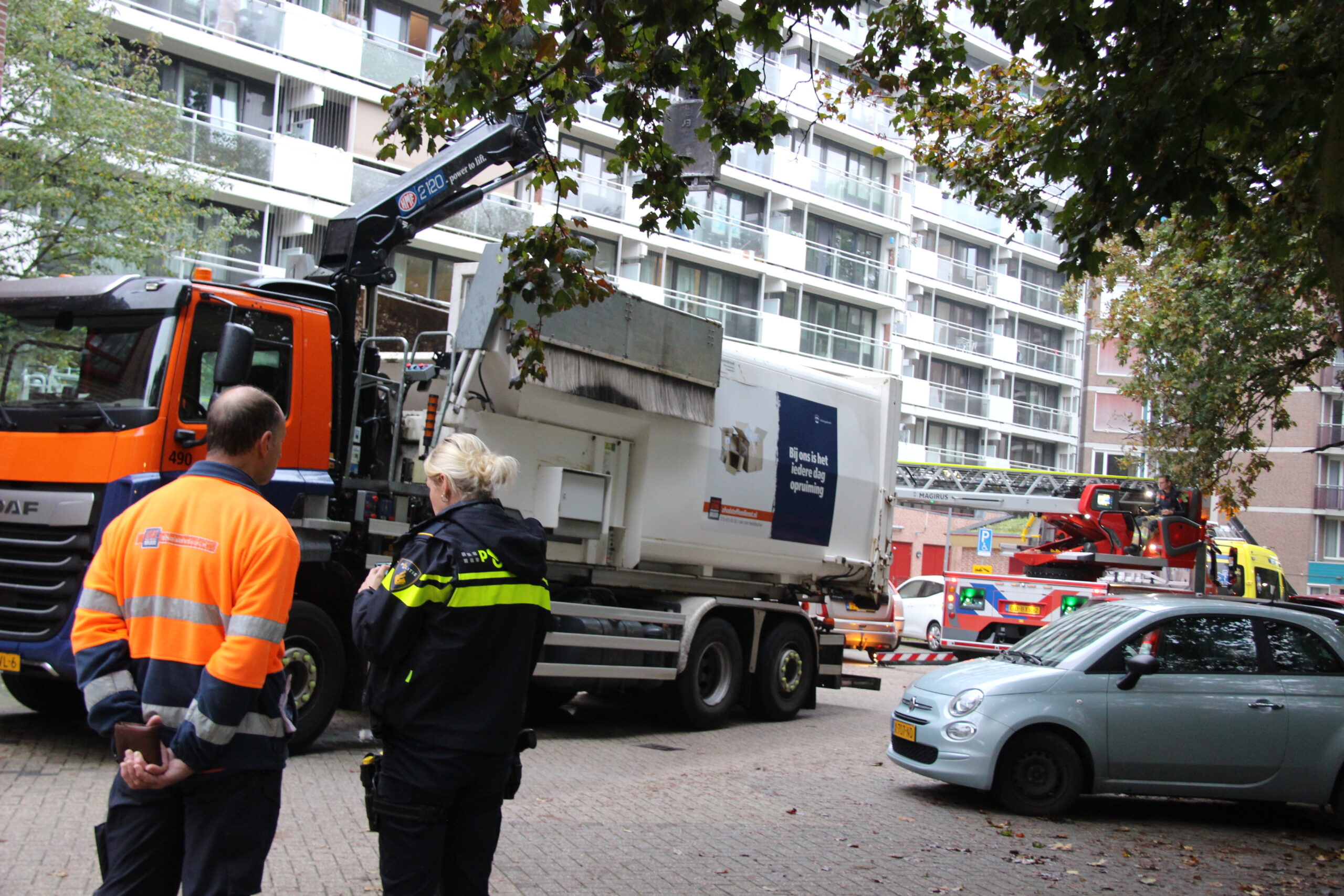 Mogelijk persoon in gat van ondergrondse container gevallen in Den Bosch
