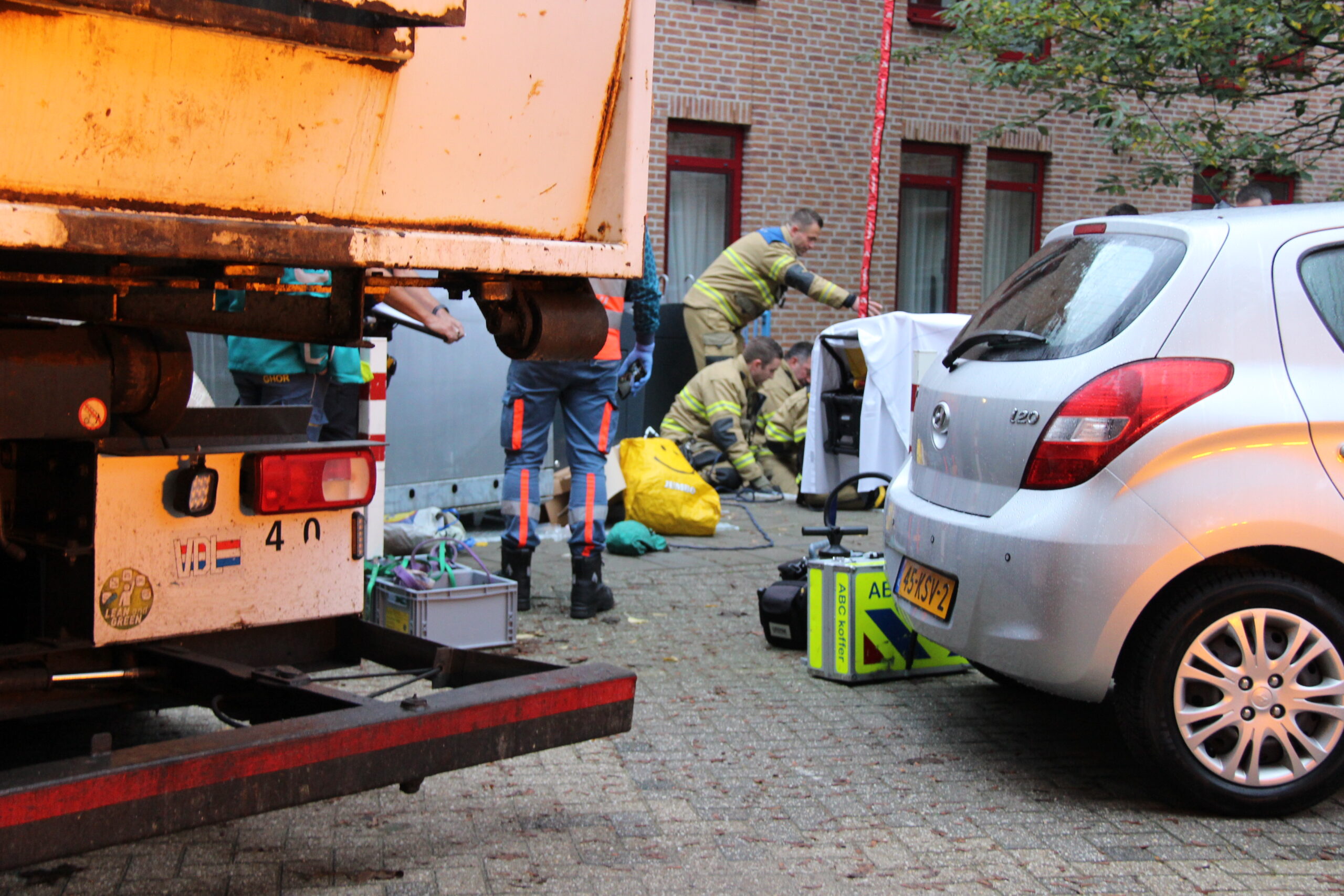 Mogelijk persoon in gat van ondergrondse container gevallen in Den Bosch