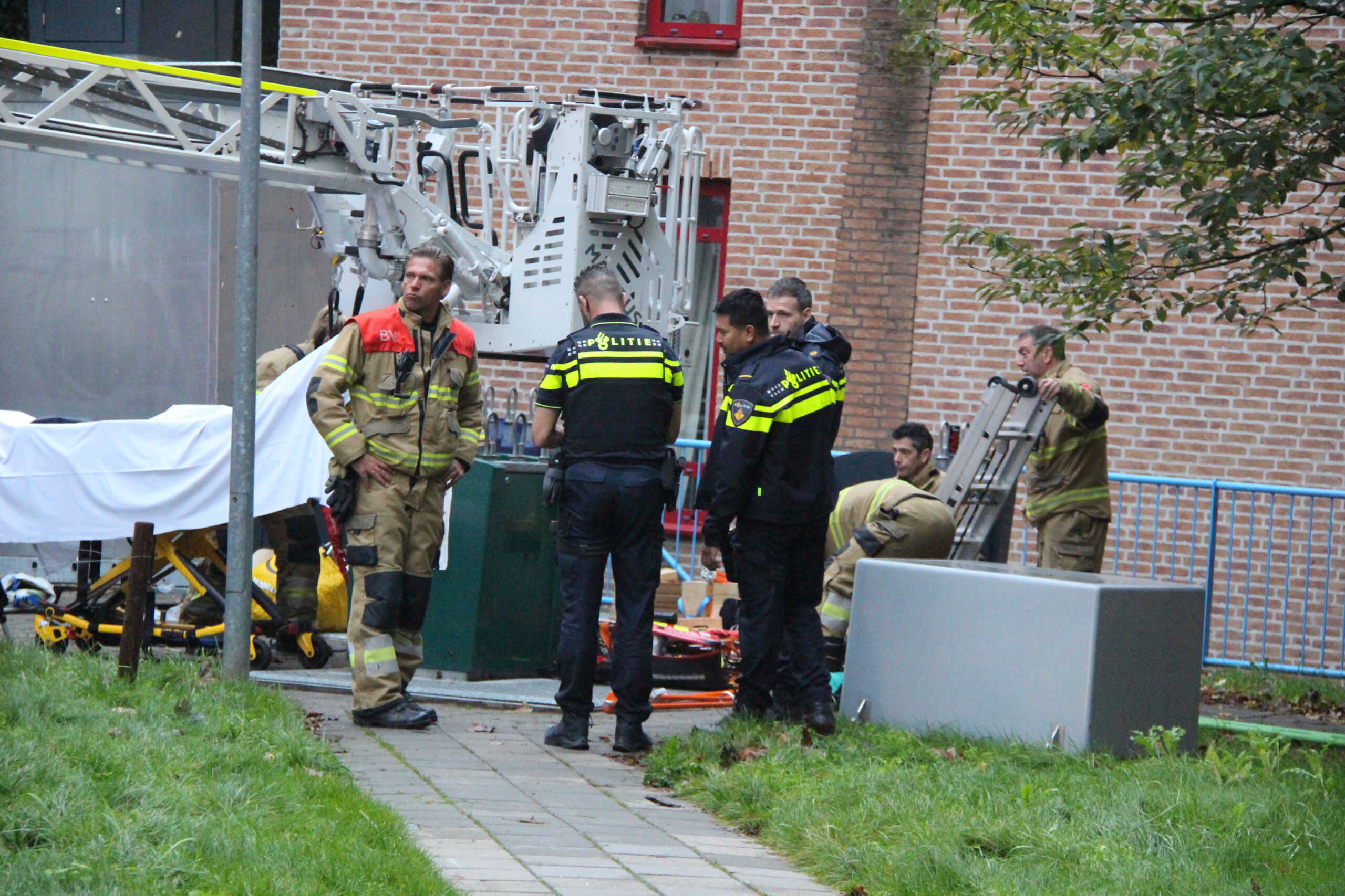 Mogelijk persoon in gat van ondergrondse container gevallen in Den Bosch