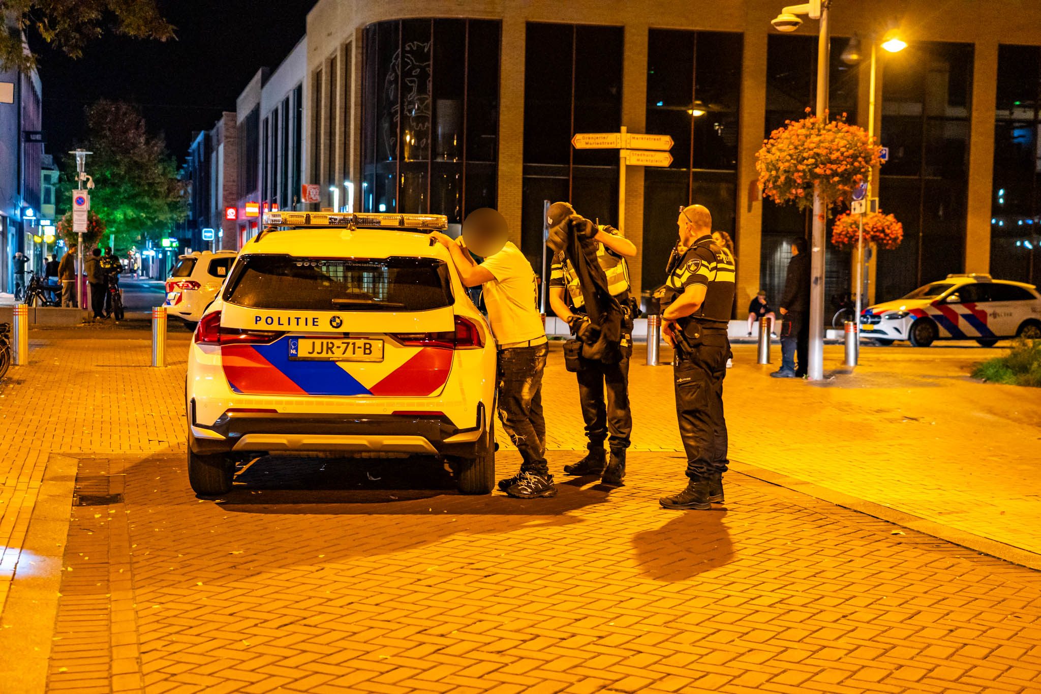 Politie fouilleert jongeren en zoekt naar vuurwerk na eerdere onrustige avonden in Apeldoorn